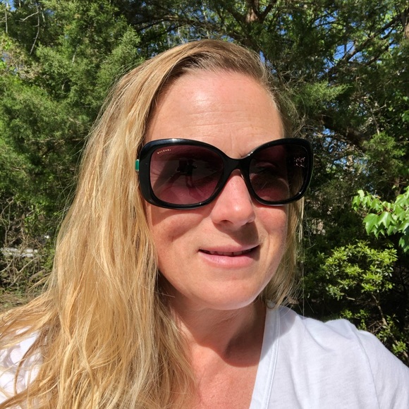 Meet your Posher, Becca - Picture 2 of 5